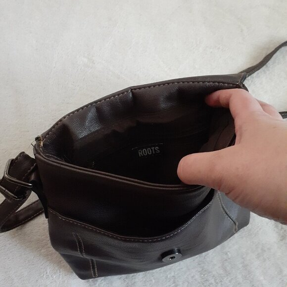 Roots Dark Brown Leather Small Front Flap Crossbody Bag Purse - Picture 6 of 14